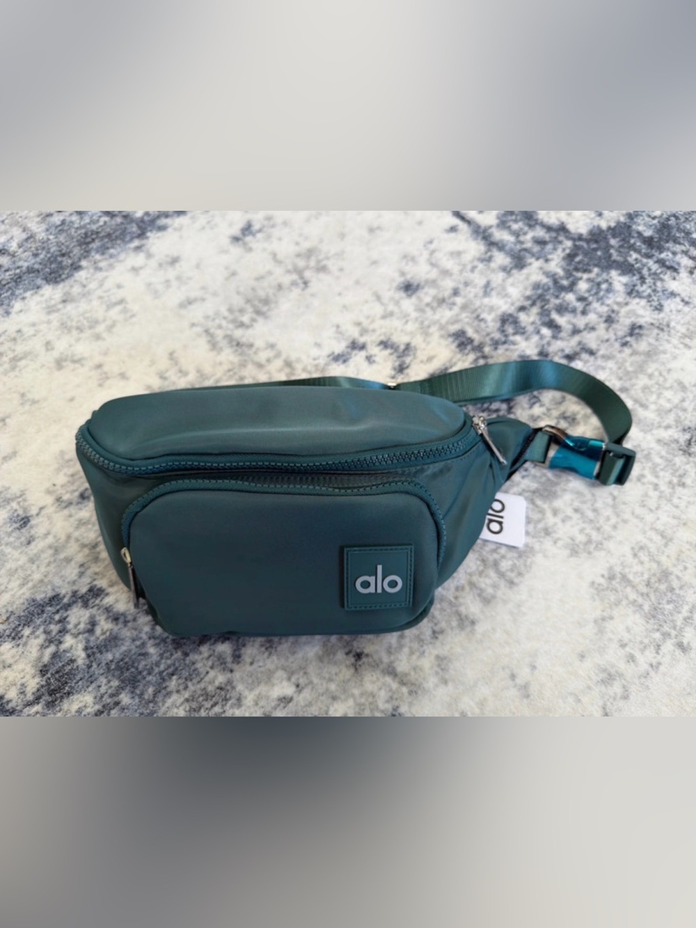 ALO Yoga Fanny Pack - Streamlined Waist Bag - Winter Ivy